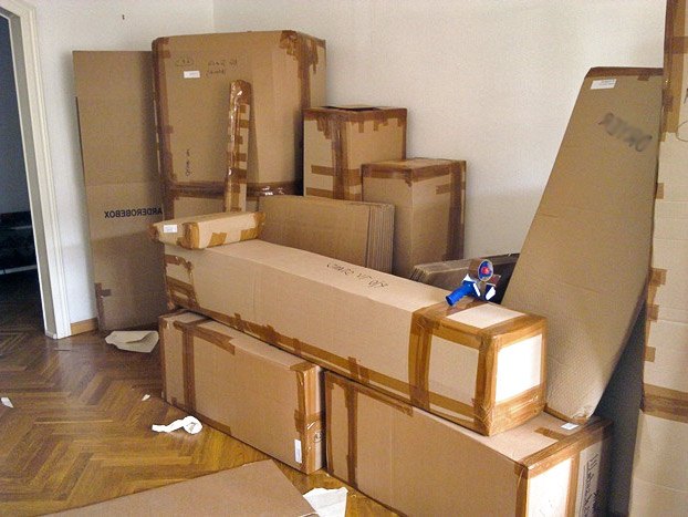 Packing goods for moving Packing goods for moving